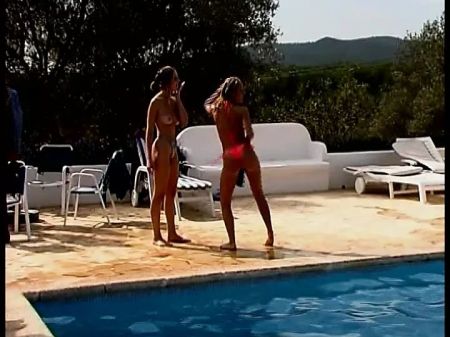 Holiday Beach Day With The Sexy Femmes