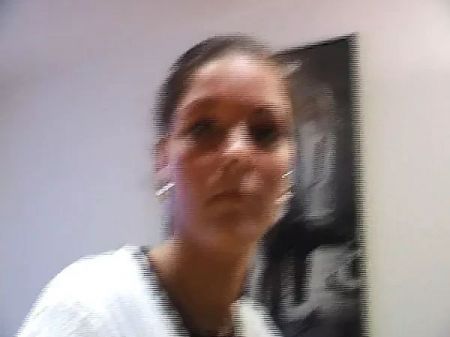 Anne 22 Jahre Dark-haired Fragt Sich Warum Das Casting Im Schlafzimmer Stattfindet